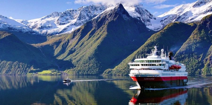 Ferry sur un fjord de Norvège